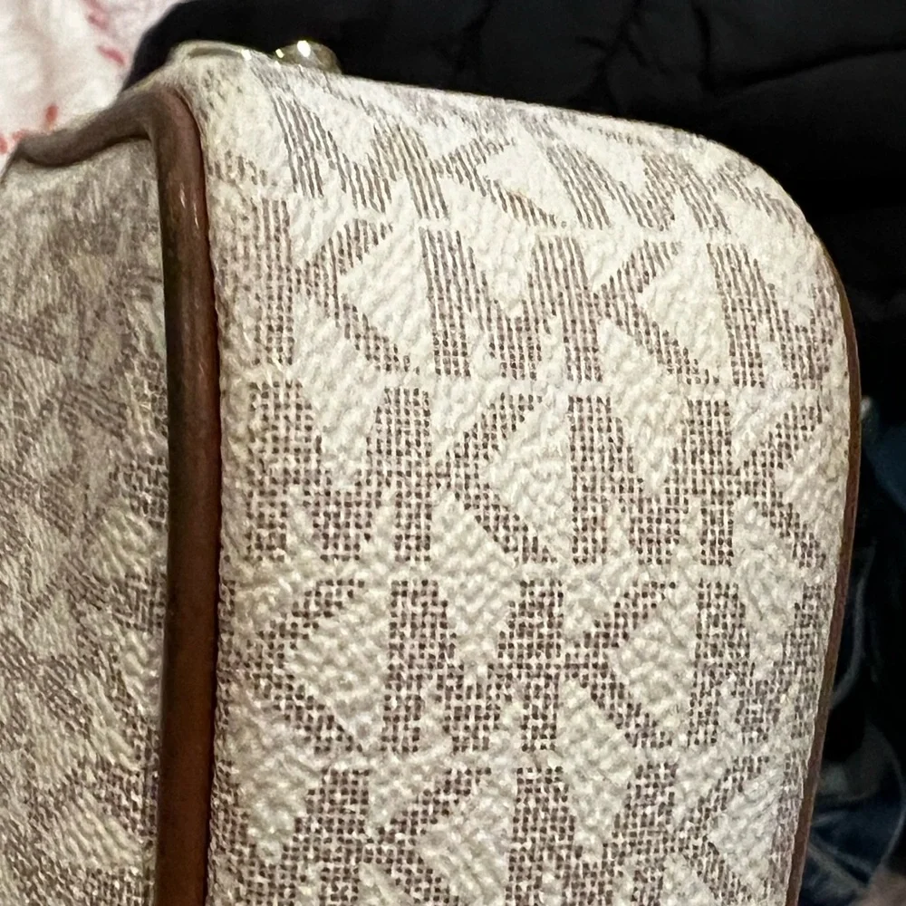 Michael Kors Jet Set East West Crossbody Vanilla/Tan Color EUC
